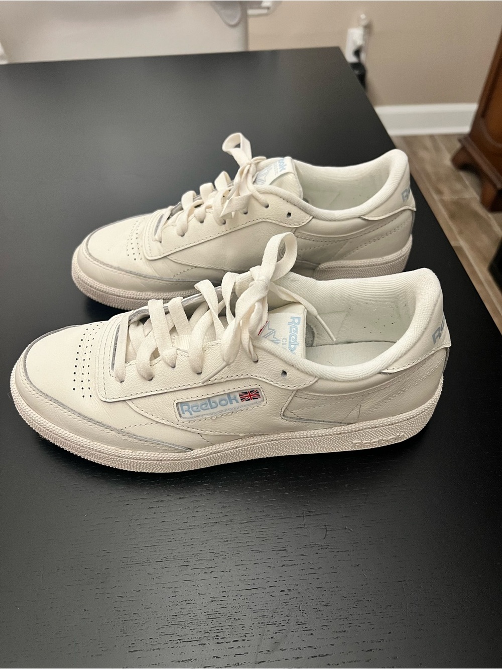 Size 8 1/2 ladies vintage style Reebok sneakers in Off-White